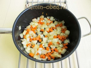 жарим лук и морковь